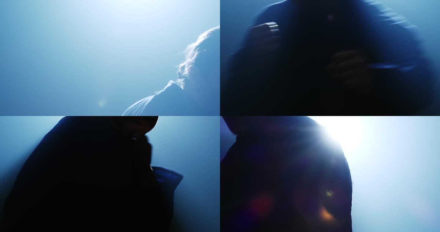 特写慢镜头：影子功夫热身动作背后有灯光，侧面有雾和漏光效果。白人男性。