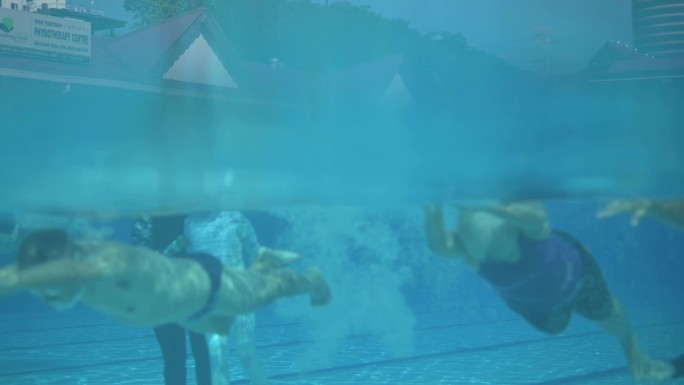 中国亚裔老年人周末在游泳池练习呼吸运动