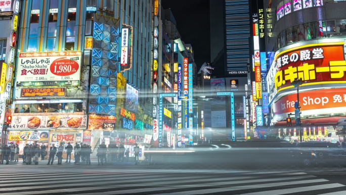4K延时：日本东京哥斯拉路新宿区夜间购物街上的交通和行人