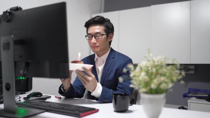 亚洲华人男子在家工作视频会议与同事庆祝生日