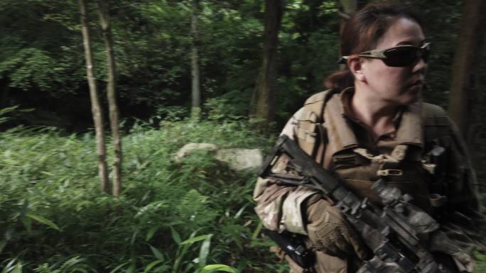 丛林中携带M4卡宾枪的女军人
