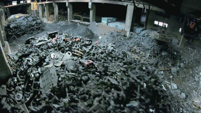 回收设施的延时废料磁铁将金属收集起来并将其放入碎纸机
