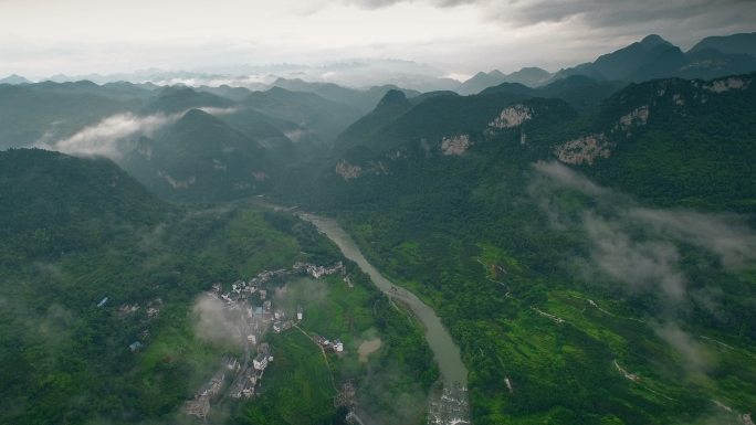 中国贵州省安顺市早晨的山川鸟瞰图。