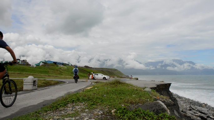 台湾花莲县太平洋海岸线骑车旅行的游客