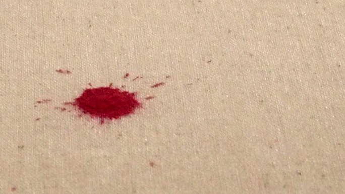 高清特写，实拍红色泼洒在纱布上快速渗透