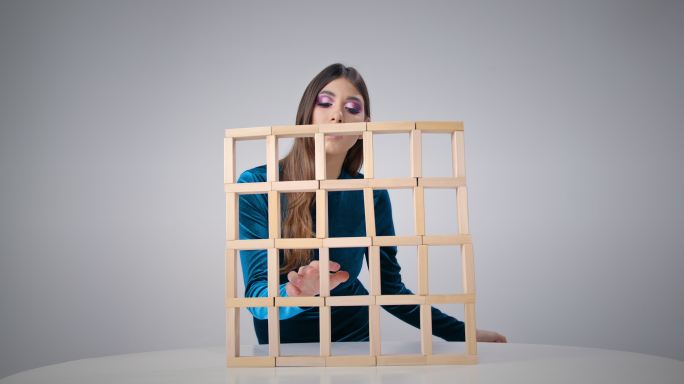 玩积木的女人抽象推到积木创意慢镜头