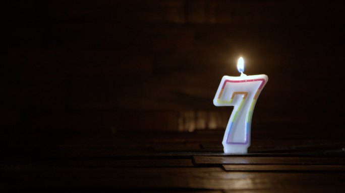 生日或周年纪念蜡烛七岁概念