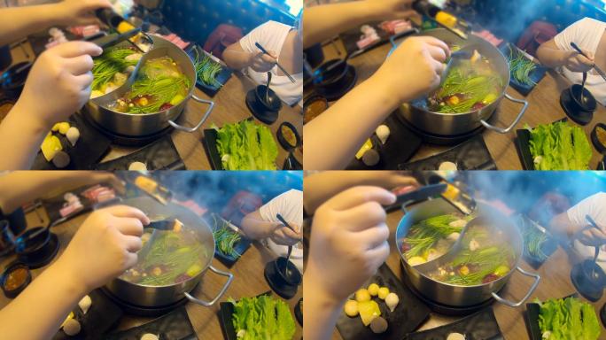 一群十几岁的亚洲人在台湾购物中心吃涮涮锅的场景，这是都市人的生活方式理念