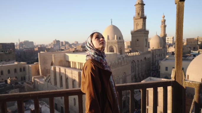 戴头巾的女人从屋顶看开罗的肖像