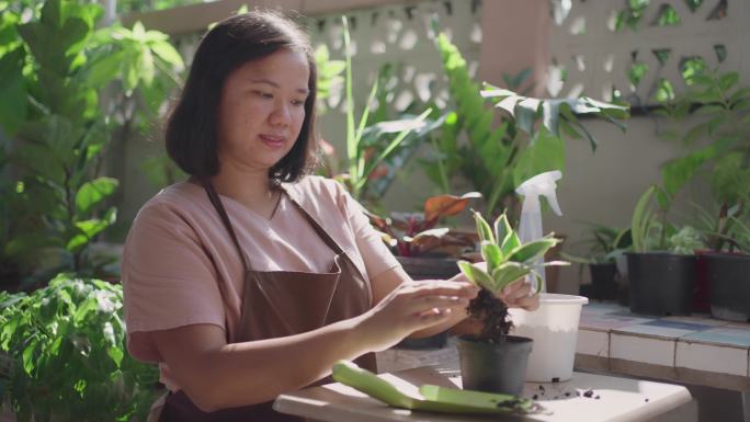 兴高采烈的女人报道植物