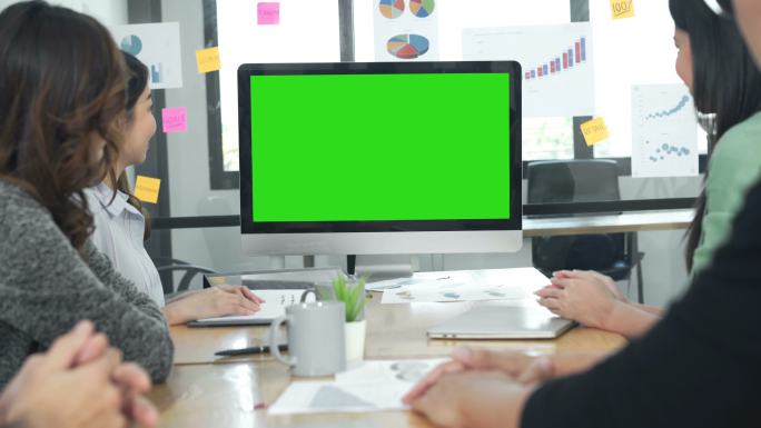 4K商务人士在会议室里看着带绿色屏幕显示器的电脑显示屏