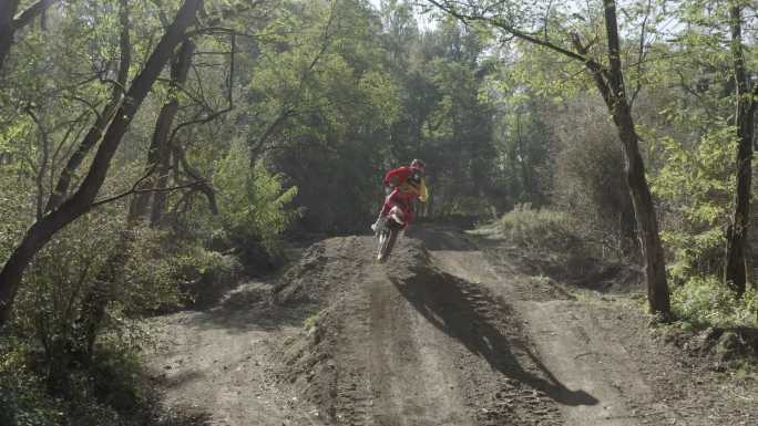 MS摩托车越野赛骑手在土路上超速和跳跃
