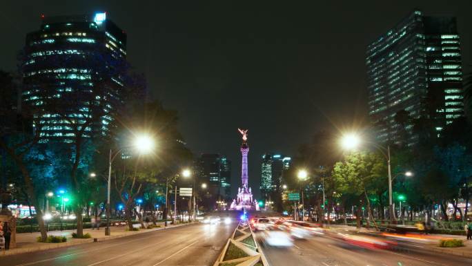 墨西哥城：墨西哥城市中心改革广场上的独立天使雕像的时间点视图。