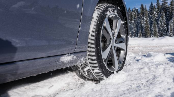 在极端冬季天气条件下，汽车卡在多雪的乡村道路上