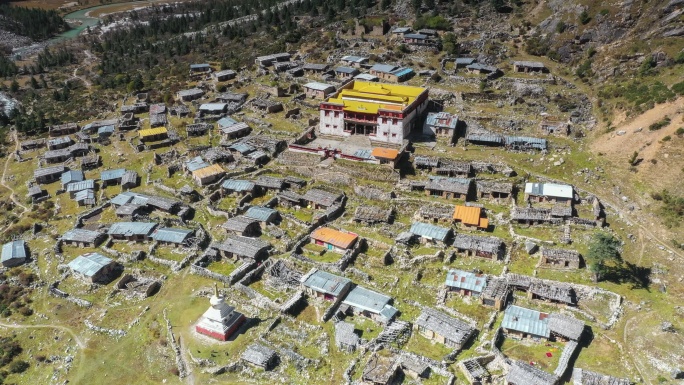 山谷中隐藏着一座古老的藏传佛教寺庙