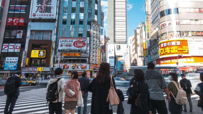4K延时：放大日本东京哥斯拉路新宿区购物街上的交通和步行人群