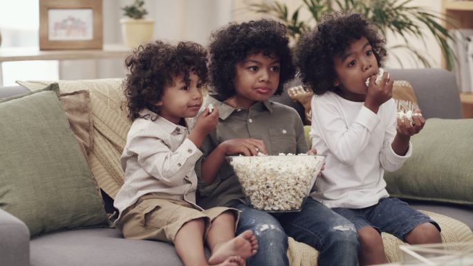 电影时间！黑人小孩吃爆米花