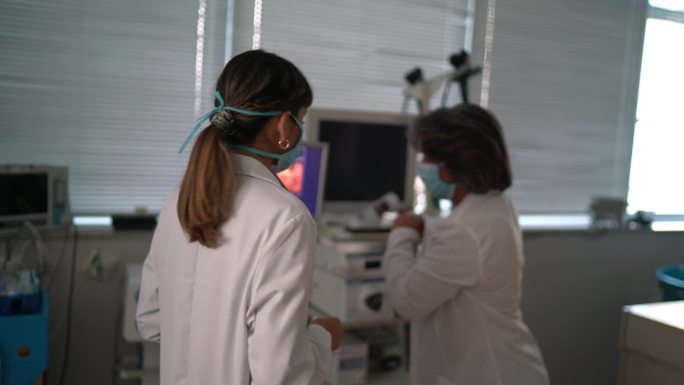 两名女医生在检查室使用口罩的肖像