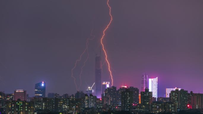 一道难以置信的闪电在城市上空爆发
