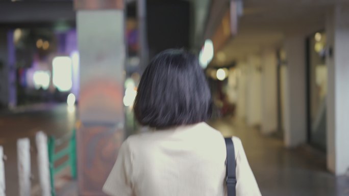 亚洲女性在城市中行走