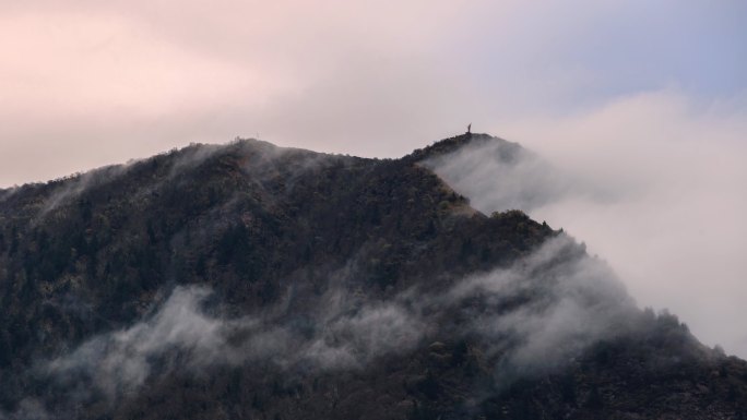 云从山谷升到山顶凉山云烟西藏