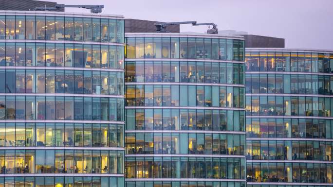 英国伦敦，工人流动的摩天大楼办公楼