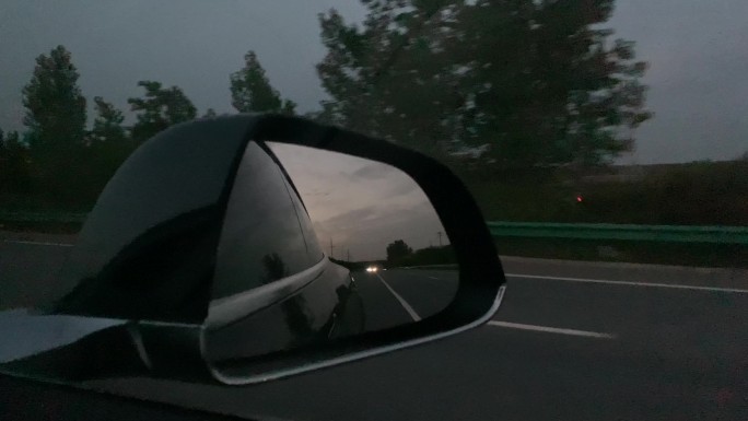 汽车反光镜窗外风景实拍车窗外夜景窗外夕阳