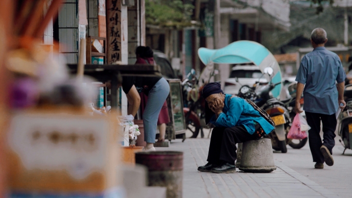 苗族老人风雨桥休憩等待