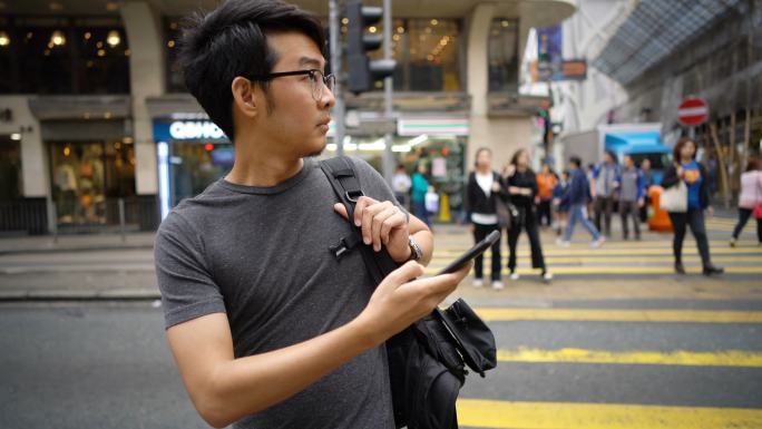 香港市迷路男子在智能手机上查看地图方向