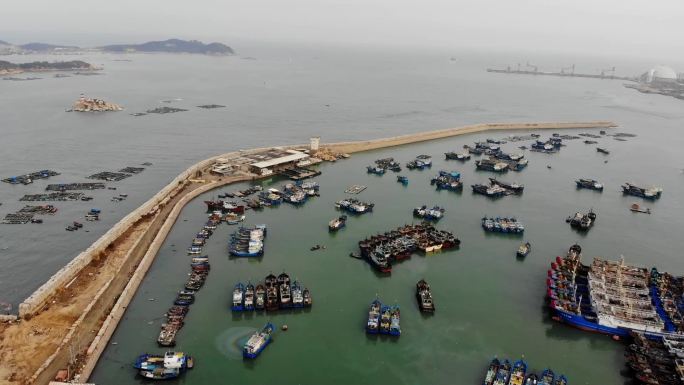 福建漳州龙海岛美避风坞停泊的渔船