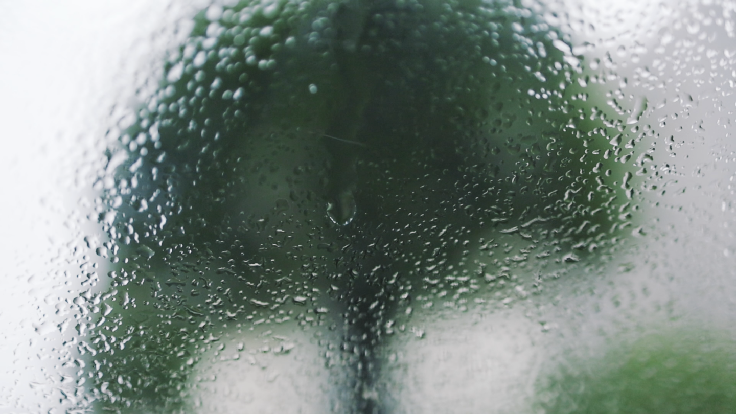 雨天玻璃滑落水珠 慢动作实拍