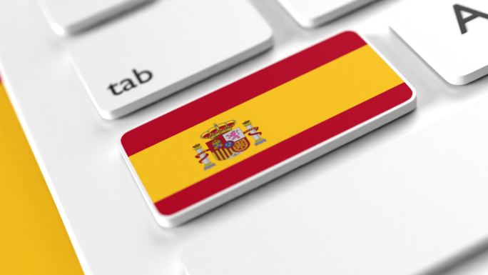 键盘按钮上的西班牙国旗以4K分辨率选择性聚焦单击