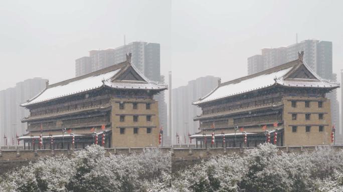 中国西安古城墙雪中。