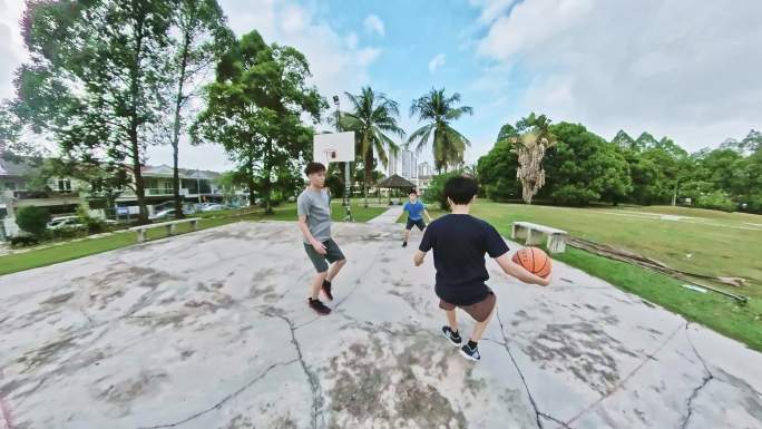 动作镜头周末早上，亚裔中国少年一起打篮球