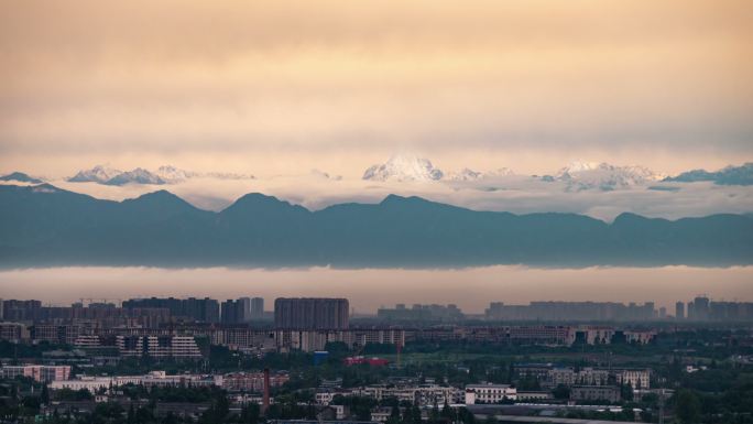 成都雪山下的城市