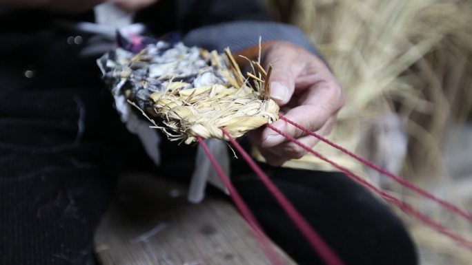 老房子老人老手艺编织草鞋稻草皱纹双手特写