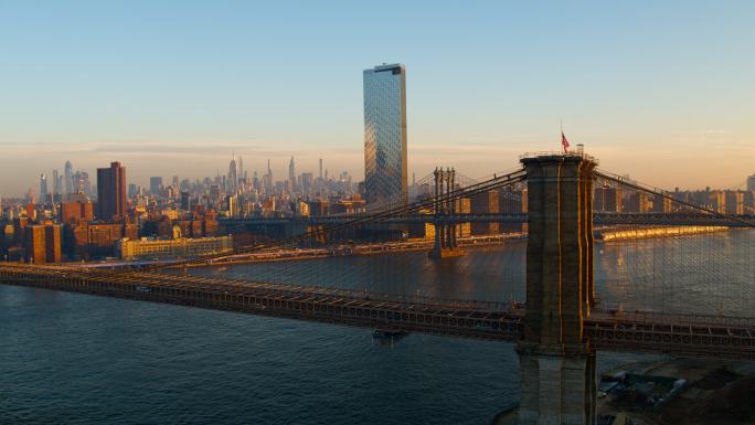曼哈顿天际线、布鲁克林大桥和曼哈顿大桥以及东河的远景。无人机视频，摄像头向前移动。