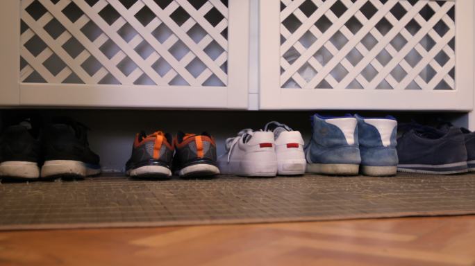 带家庭储物空间的鞋架，可存放家庭中的鞋子