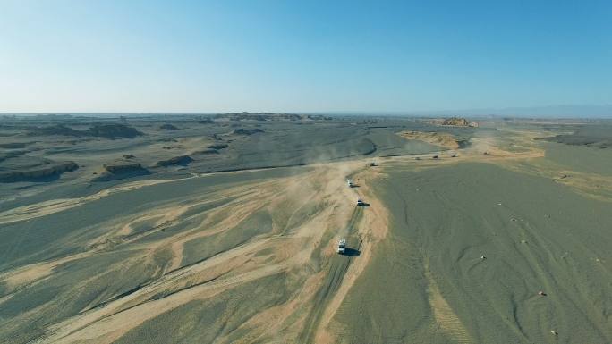 中国新疆戈壁沙漠上汽车行驶鸟瞰图。