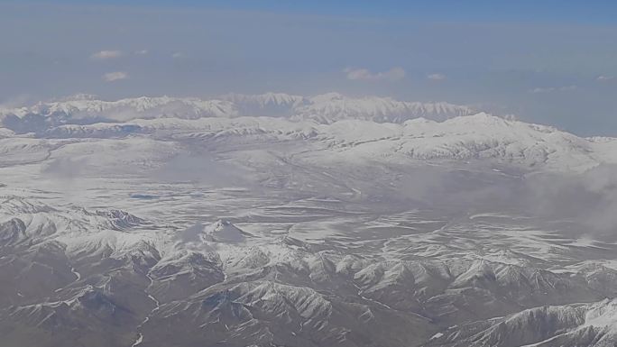飞机航行中窗外的祁连山脉雪山群峰