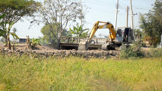 推土铲向前移动挖土机道路施工挖机