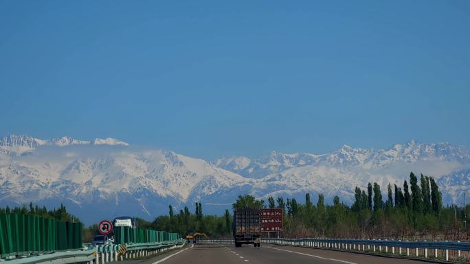 新疆伊犁雪山下的高速公路