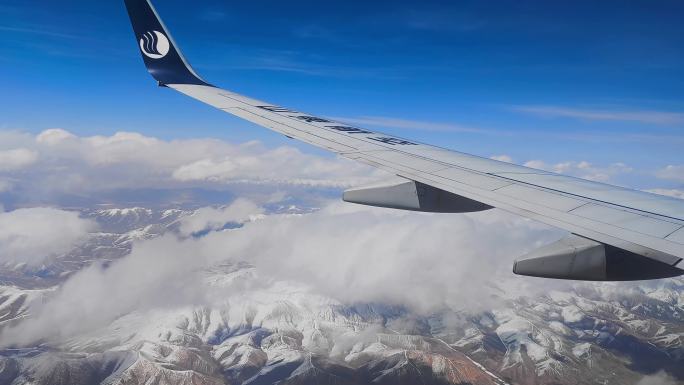 山东航空航班飞越祁连山脉连绵雪山