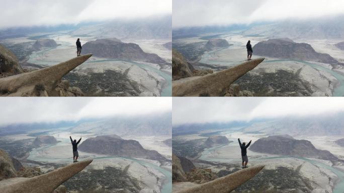 喜马拉雅山上站在岩石上看河流的人