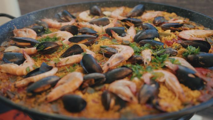 用巴伦西亚海鲜制作真正的海鲜饭