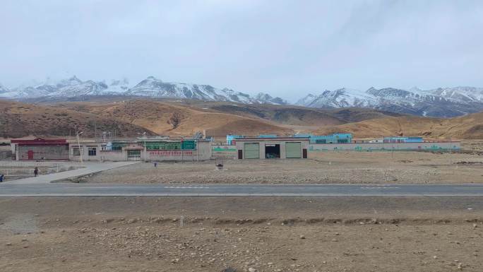 念青唐古拉山下的青藏公路乡村