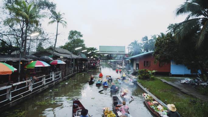 泰国当地产品、传统文化的浮动市场、旅游景点和购物中心