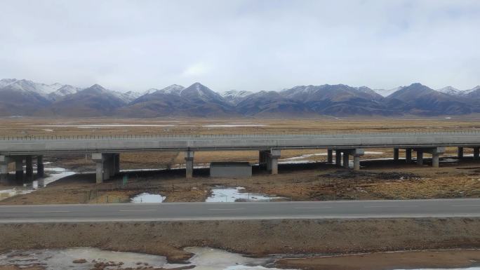 青藏公路高速公路那曲路段草原雪山风光