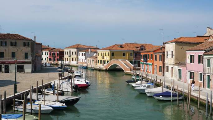 意大利北部维尼托地区，穆拉诺群岛的城市景观，用摩托艇横跨运河的桥梁。