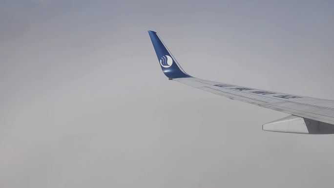 山东航空航班穿越云层俯瞰山川河流大地